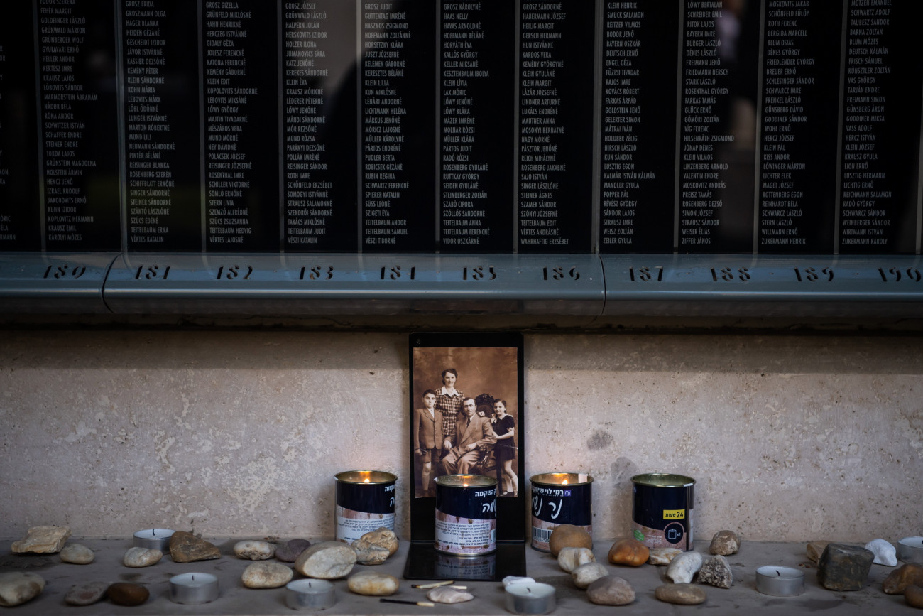 Budapest, 2023. április 16.
Gyertyák az áldozatok emlékfalánál a holokauszt magyarországi áldozatainak emléknapja alkalmából tartott megemlékezésen a Holokauszt Emlékközpontban 2023. április 16-án.
MTI/Balogh Zoltán