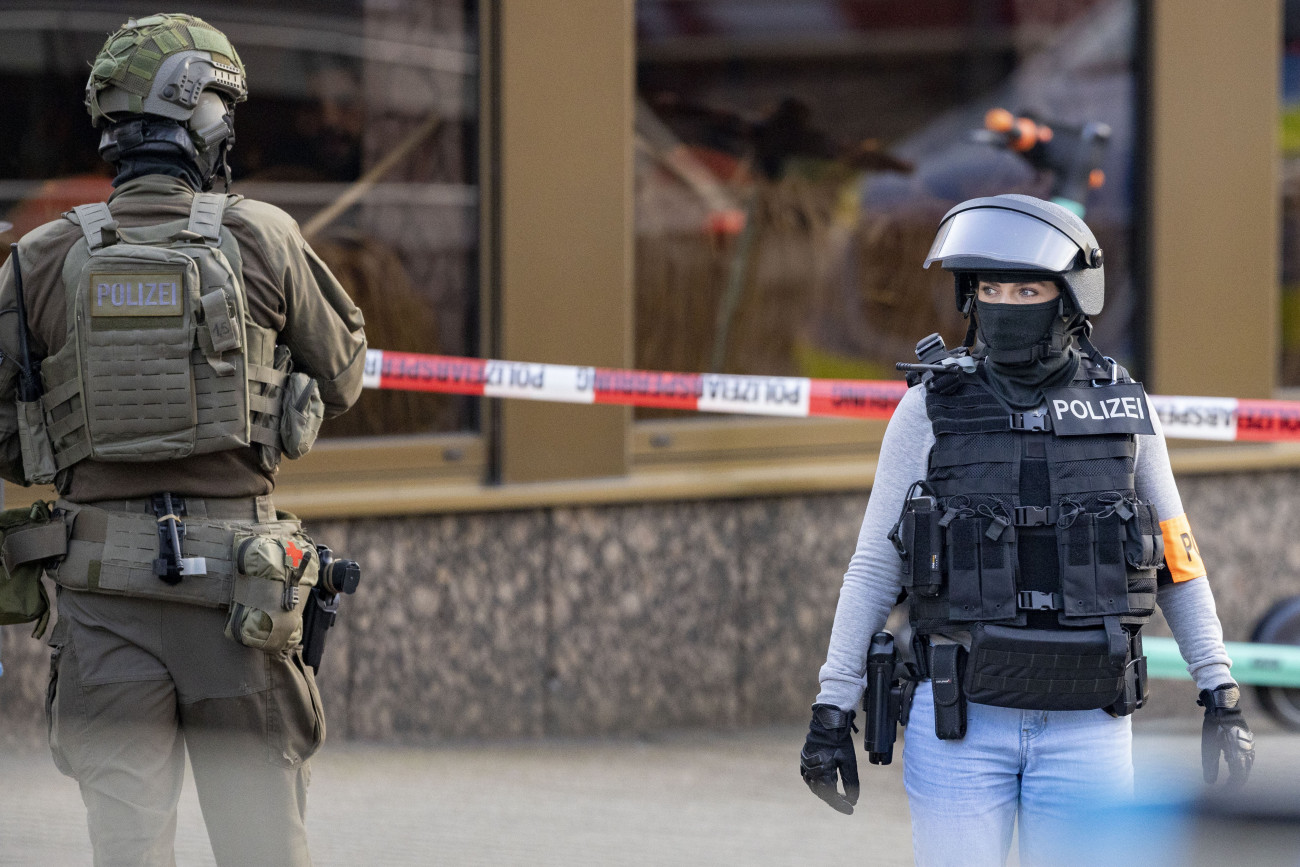 Duisburg, 2023. április 18.
Rendőrök a késes támadás helyszínén, egy edzőterem bejárata előtt a németországi Duisburgban 2023. április 18-án. Az edzőterembe két ismeretlen hatolt be és többeket megsebesített.
MTI/AP/DPA/Christoph Reichwein