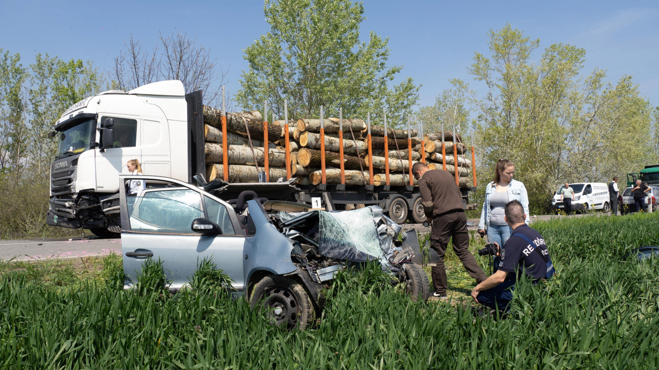 Pörböly, 2023. április 20.
Összeroncsolódott személyautó mellett helyszínelnek rendőrök az 55-ös úton, Pörbölynél 2023. április 20-án, miután a jármű frontálisan összeütközött a fát szállító teherautóval, majd az árokba csapódott. Az autót vezető férfi a helyszínen meghalt.
MTI/Donka Ferenc