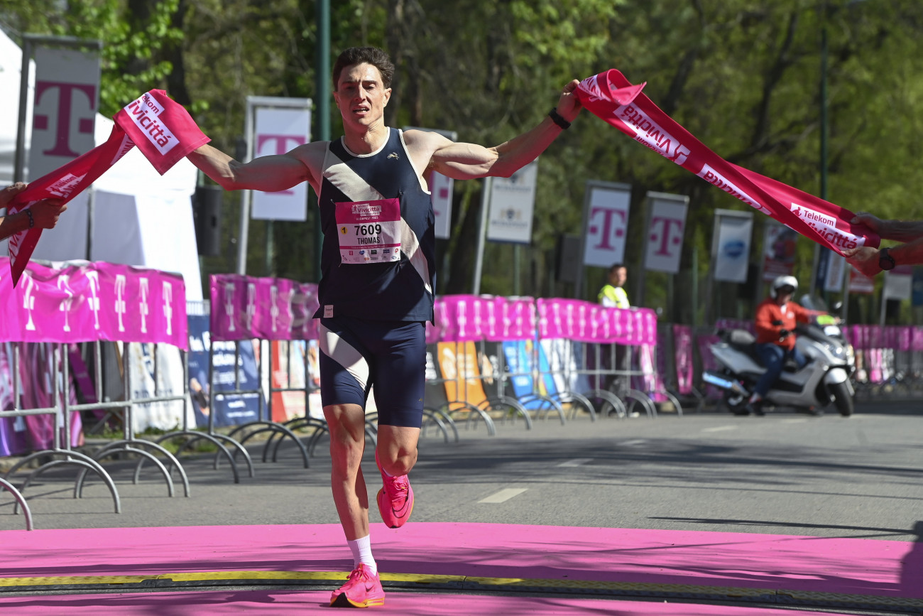 Budapest, 2023. április 23.
A brit Thomas Percy, a 38. Telekom Vivicittá futófesztivál félmaratoni versenyének férfi győztese a célban a Margitszigeten 2023. április 23-án.
MTI/Koszticsák Szilárd
