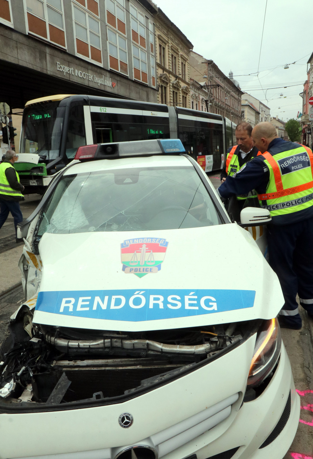 Miskolc, 2023. április 24.
Rendőri helyszínelés Miskolc belvárosában, ahol kisiklott egy villamos, miután rendőrautóval ütközött 2023. április 24-án. A balesetben senki nem sérült meg.
MTI/Vajda János