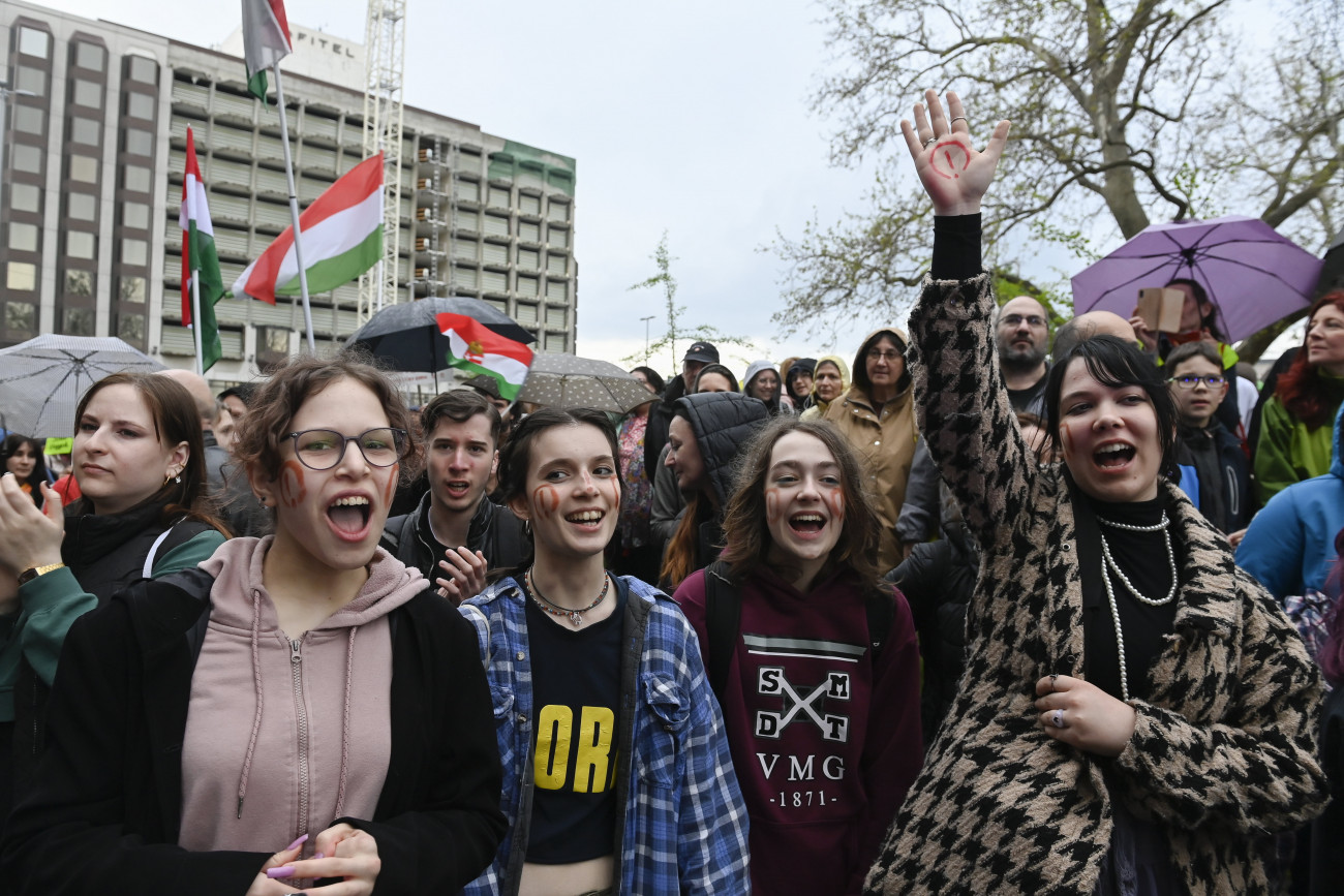 Budapest, 2023. április 24.
Résztvevők a pedagógusok előkészítés alatt lévő státusztörvénye ellen tartott tüntetésen  a Belügyminisztérium Széchenyi téri épülete előtt 2023. április 24-én.
MTI/Koszticsák Szilárd