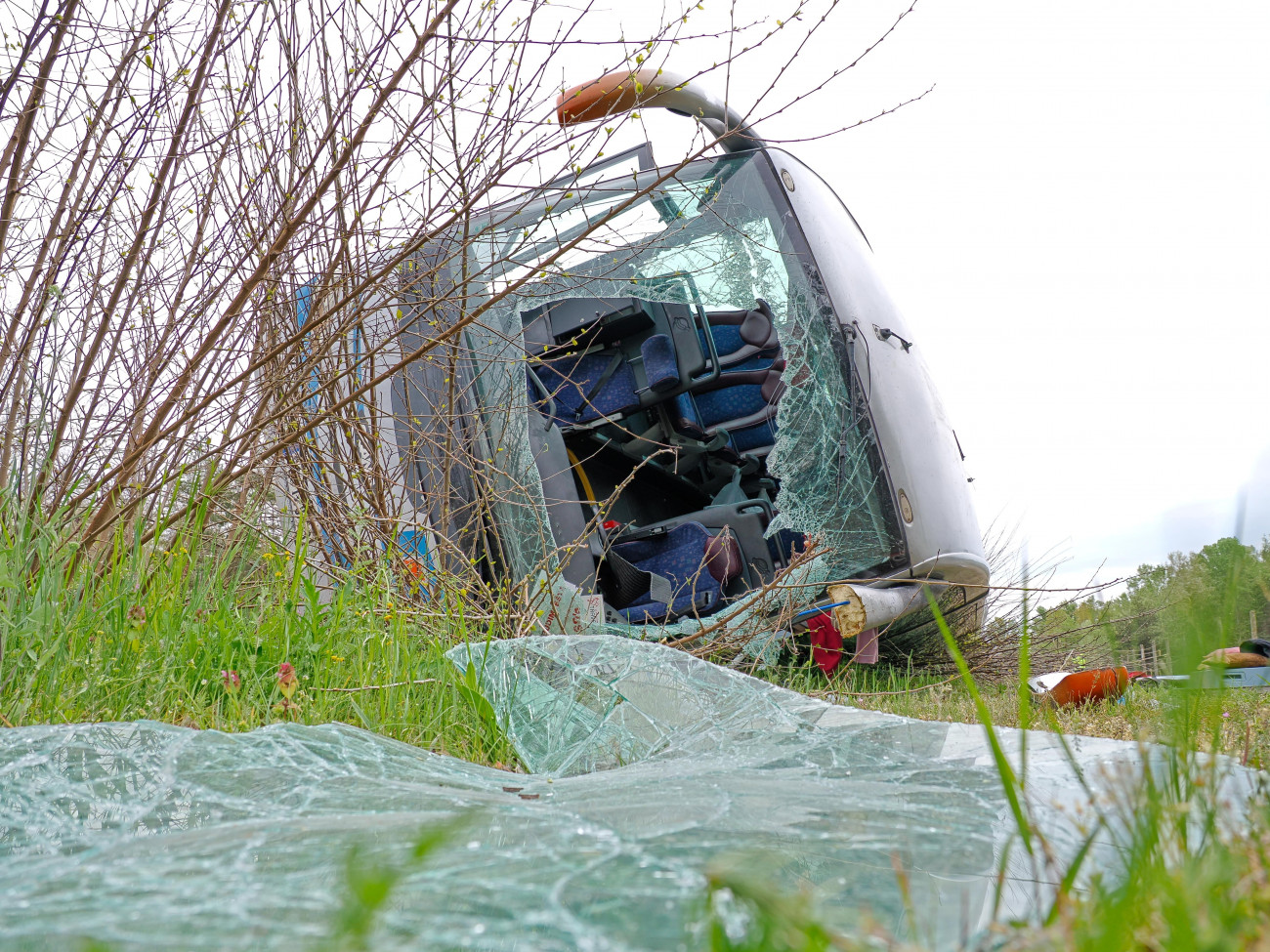 Kiskunhalas, 2023. április 29.
Árokba borult, megsérült autóbusz Kiskunhalas közelében 2023. április 29-én. Az 53-as főút 50-es kilométerénél történt balesetben többen könnyebben megsérültek.
MTI/Donka Ferenc