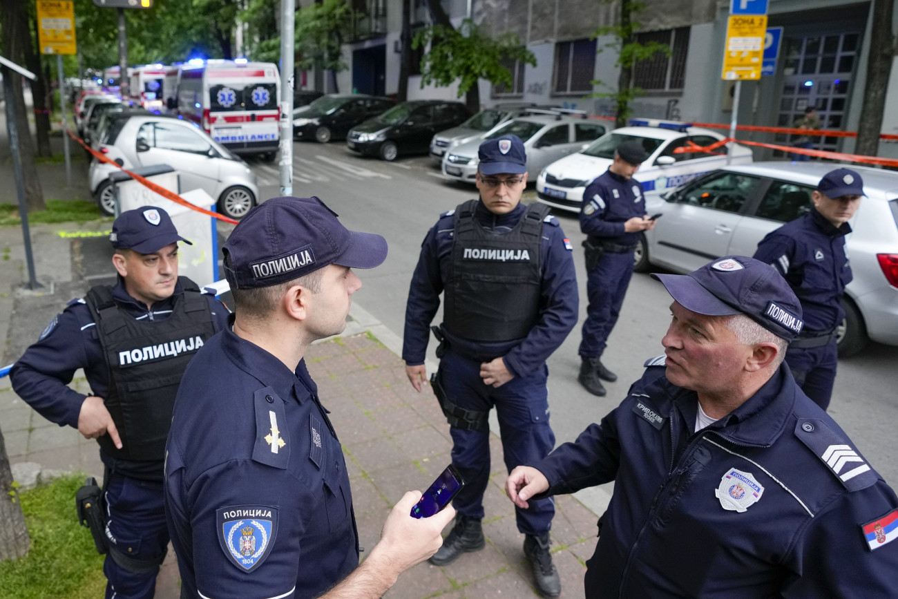 Belgrád, 2023. május 03.
Rendőrök lezárják a belgrádi Vladislav Ribnikar általános iskolához vezető utcát, miután egy hetedikes tanuló lövöldözött az intézményben 2023. május 3-án. Három tanulót megsebesített, az egyiket életveszélyesen, mielőtt elfogták a rendőrök.
MTI/AP/Darko Vojinovic