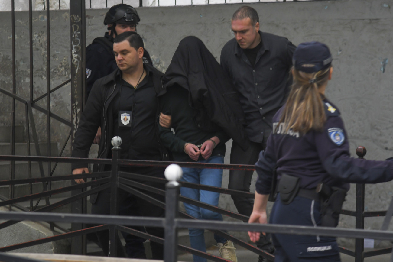 Belgrád, 2023. május 3.
A gyanúsítottat kísérik rendőrök a belgrádi Vladislav Ribnikar általános iskolánál, miután egy hetedikes tanuló lövöldözött az intézményben 2023. május 3-án. Nyolc tanuló és egy biztonsági őr életét vesztette, hat diák és egy tanárnő megsebesült. A támadót elfogták a rendőrök.
MTI/AP