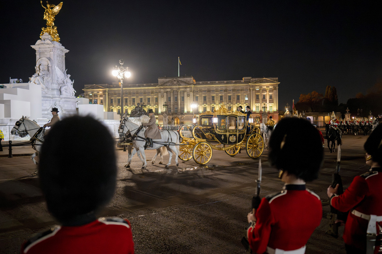 London, 2023. május 03.
A gyémántjubileumi állami hintó a londoni uralkodói rezidencia, a Buckingham-palota előtt a koronázási ünnepség próbáján a 2023. május 3-ra virradó éjjel. III. Károly brit királyt május 6-án koronázzák meg a londoni Westminster-apátságban.
MTI/AP/Vadim Ghirda