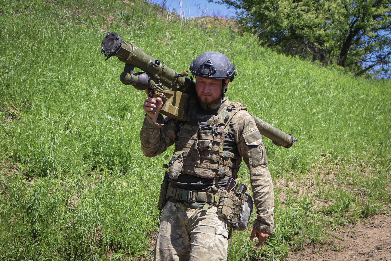 Bahmut, 2023. május 4.
Ukrán katona Igla rakétavetővel az orosz erők által ostromlott kelet-ukrajnai Bahmutban 2023. május 4-én.
MTI/AP/Roman Chop