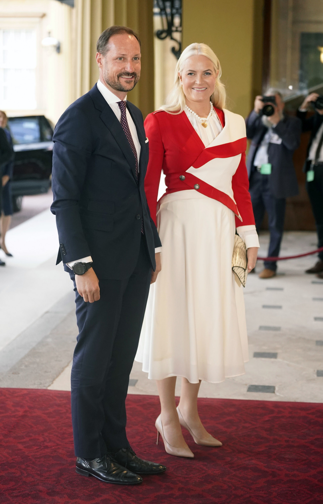 London, 2023. május 5.
Haakon norvég trónörökös és felesége, Mette-Marit hercegné érkezik a III. Károly koronázása alkalmából rendezett fogadásra a londoni Buckingham-palotában 2023. május 5-én. III. Károlyt május 6-án koronázzák meg a londoni Westminster-apátságban.
MTI/AP/PA/Danny Lawson