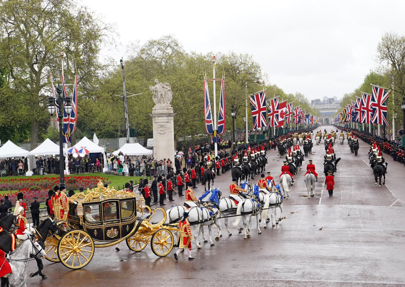 A királyi pár a koronázási hintón a Buckingham-palotába hajtat. Forrás:Twitter/Royalfamily