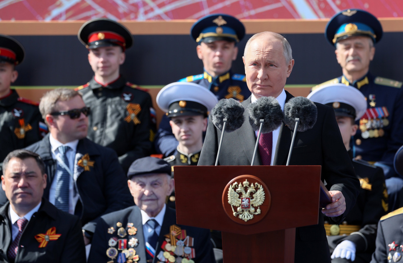 Moszkva, 2023. május 9.
Vlagyimir Putyin orosz elnök a beszéde alatt a győzelem napi díszszemlén a moszkvai Vörös téren 2023. május 9-én, a II. világháborúban Németország felett aratott győzelem és a háború befejezésének 78. évfordulóján.
MTI/EPA/Szputnyik/Kreml pool/Gavriil Grigorov