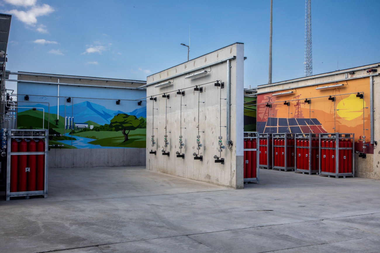 Kardoskút, 2023. május 9.
Tartályok Magyarország első hidrogén-előállító üzemében, a Békés vármegyei Kardoskúton az avatás napján, 2023. május 9-én. Az Akvamarin Projekt keretében a Magyar Földgáztároló Zrt. egy 2,5 megawatt összteljesítményű elektrolizáló rendszert és a hozzá tartozó hidrogén gázelőkészítő technológiát létesített a Kardoskúti Földalatti Gáztárolónál.
MTI/Rosta Tibor