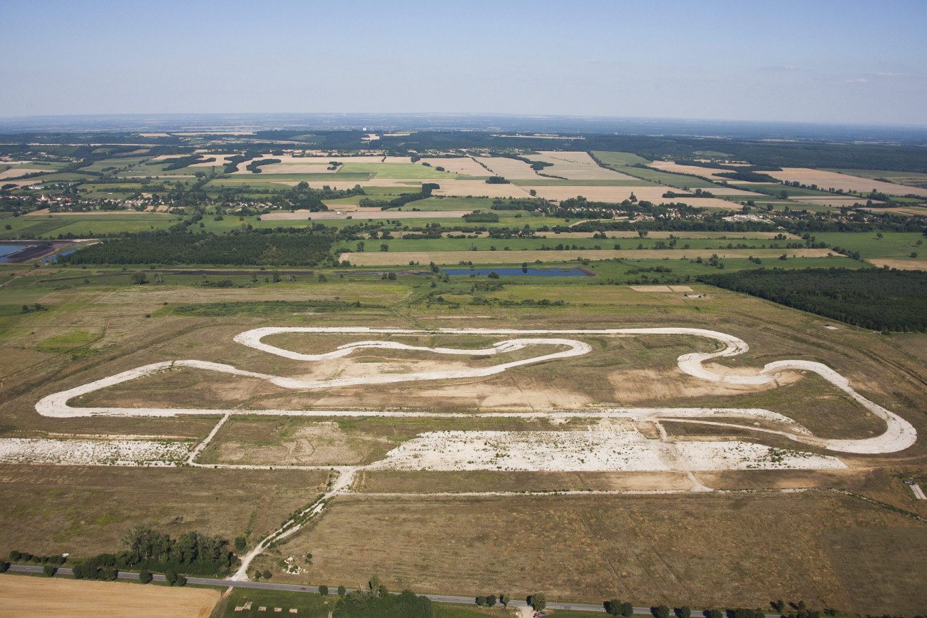 Sávoly, 2013. július 21.
Légi felvétel az üresen álló sávolyi MotoGp pályáról 2013. július 21-én.
MTI Fotó: Varga György