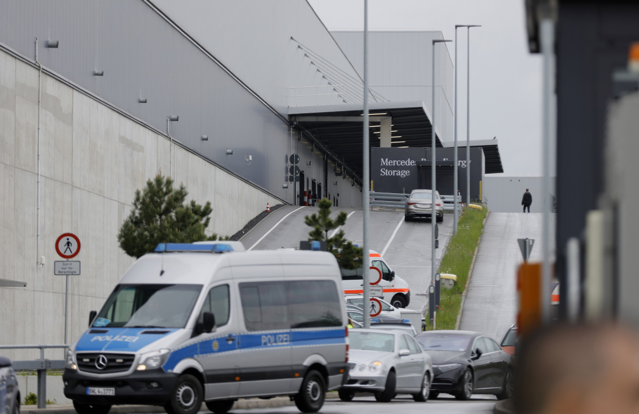 Sindelfingen, 2023. május 11.
Rendőrautó a Mercedes-Benz német autóipari vállalat sindelfingeni gyára előtt 2023. május 11-én, miután egy férfi lövöldözött az üzemben, és egy embert megölt, egyet súlyosan megsebesített.
MTI/EPA/Ronald Wittek