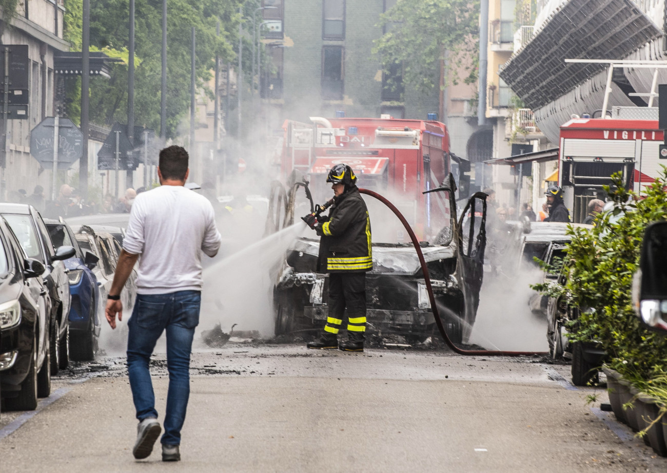Milánó, 2023. május 11.
Tűzoltó munkában Milánóban 2023. május 11-én, miután felrobbant egy oxigénpalackokat szállító furgon az utcán. Legalább egy ember megsérült.
MTI/EPA/ANSA/Andrea Fasani