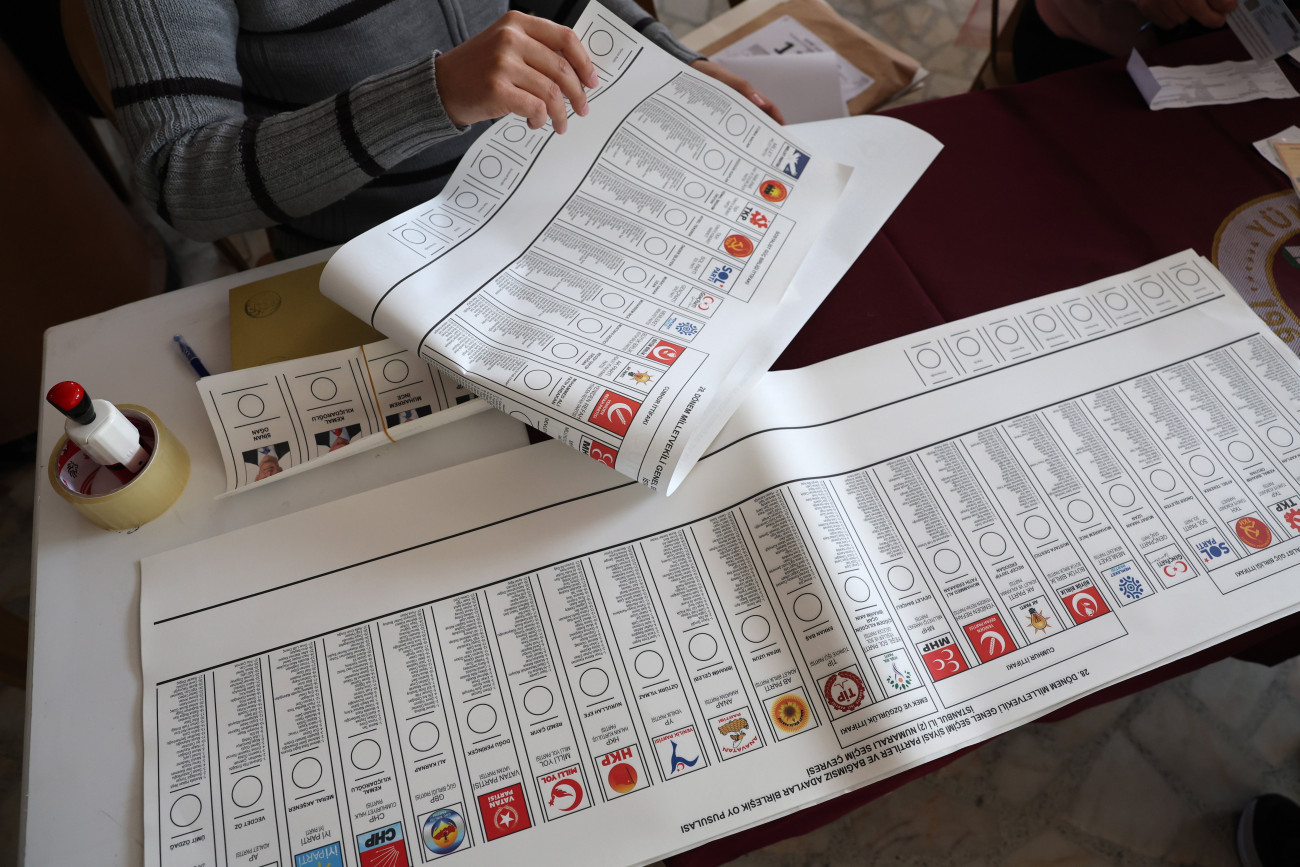 Isztambul, 2023. május 14.
Szavazólapot fog egy választási biztos egy isztambuli szavazóhelyiségben 2023. május 14-én, a török elnökválasztás első fordulójának napján. Törökországban május 14-én parlamenti választásokat is tartanak.
MTI/EPA/Tolga Bozoglu