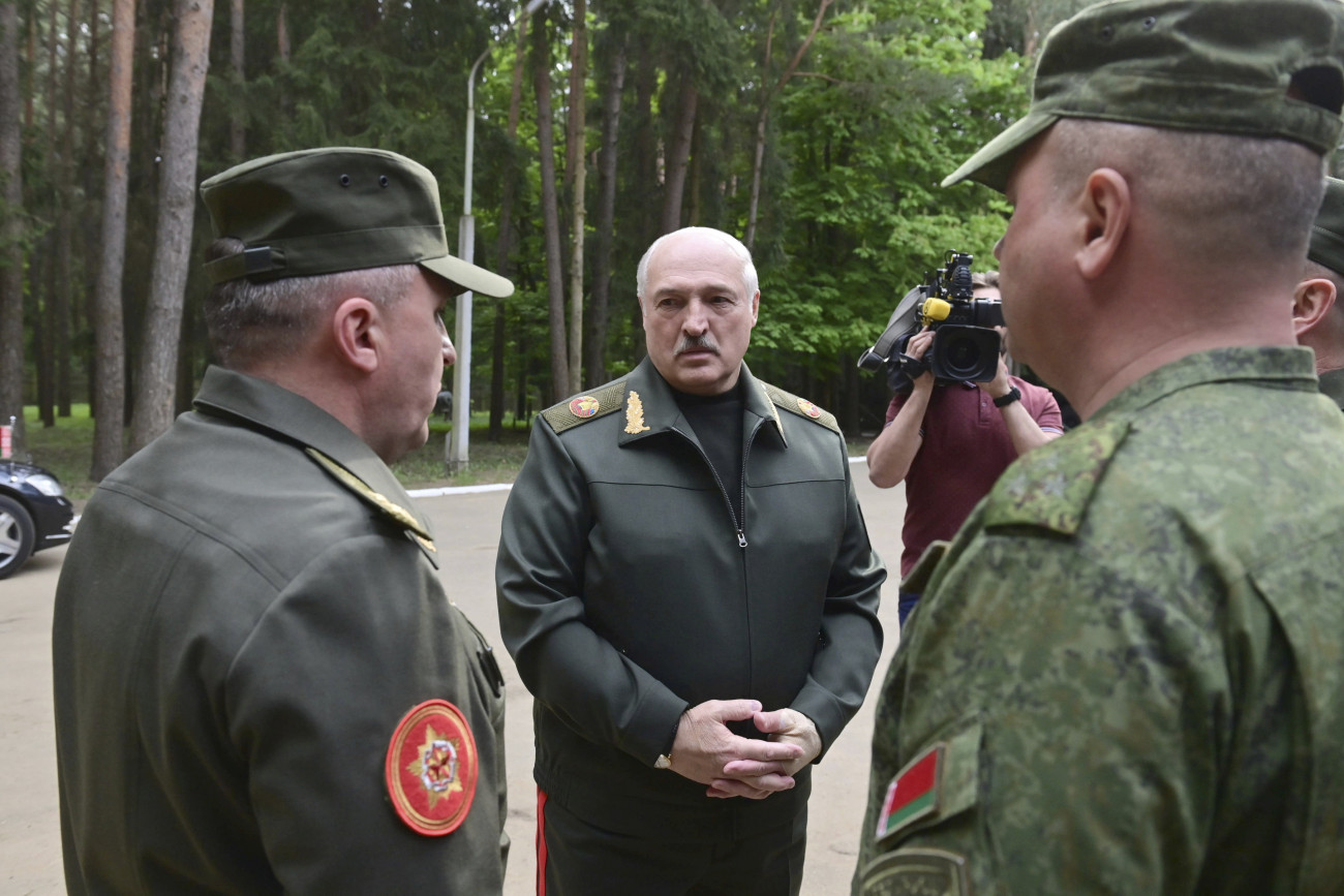 Fehéroroszország, 2023. május 15.
Aljakszandr Lukasenka fehérorosz elnök látogatást tett a légierő és légvédelem központi parancsnokságán egy meg nem nevezett fehéroroszországi helyszínen 2023. május 15-én.
MTI/AP/Fehérorosz elnöki hivatal sajtószolgálata