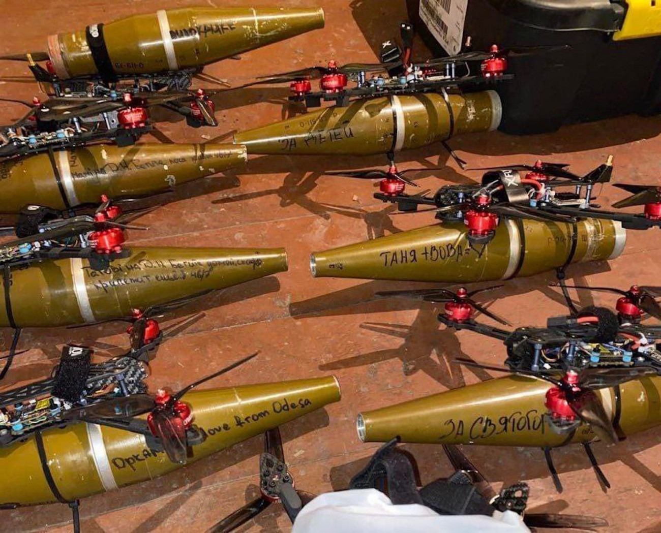 PG-7V robbanófejjel felszerelt, házilagos készítésű, ukrán öngyilkos drónok. Forrás:Twitter/Drones heaven