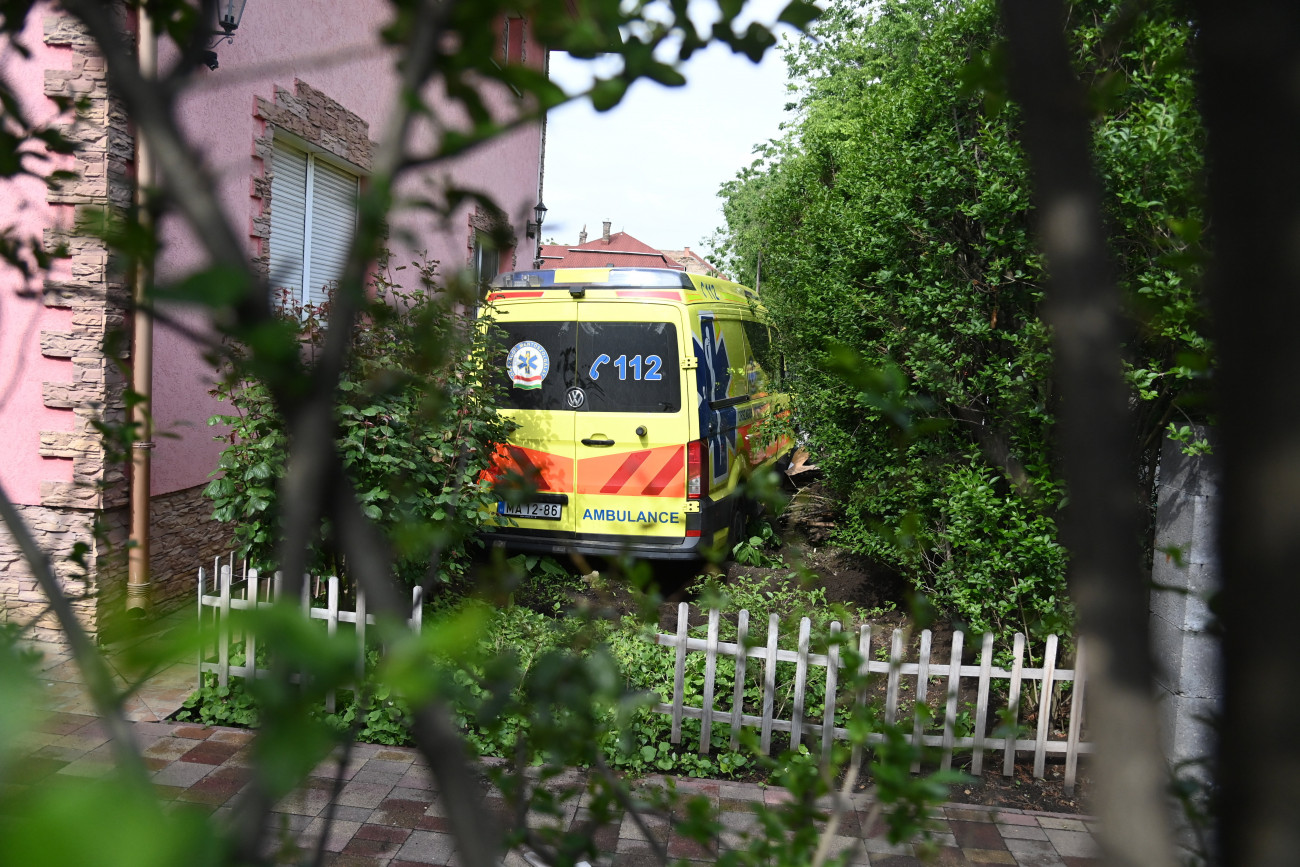 Budapest, 2023. május 17.
Egy ház kertjébe sodródott, összetört mentőautó az Újhegyi út és Mádi utca kereszteződésénél 2023. május 17-én. Személygépkocsi ütközött a mentőautóval, a balesetben senki nem sérült meg.
MTI/Mihádák Zoltán