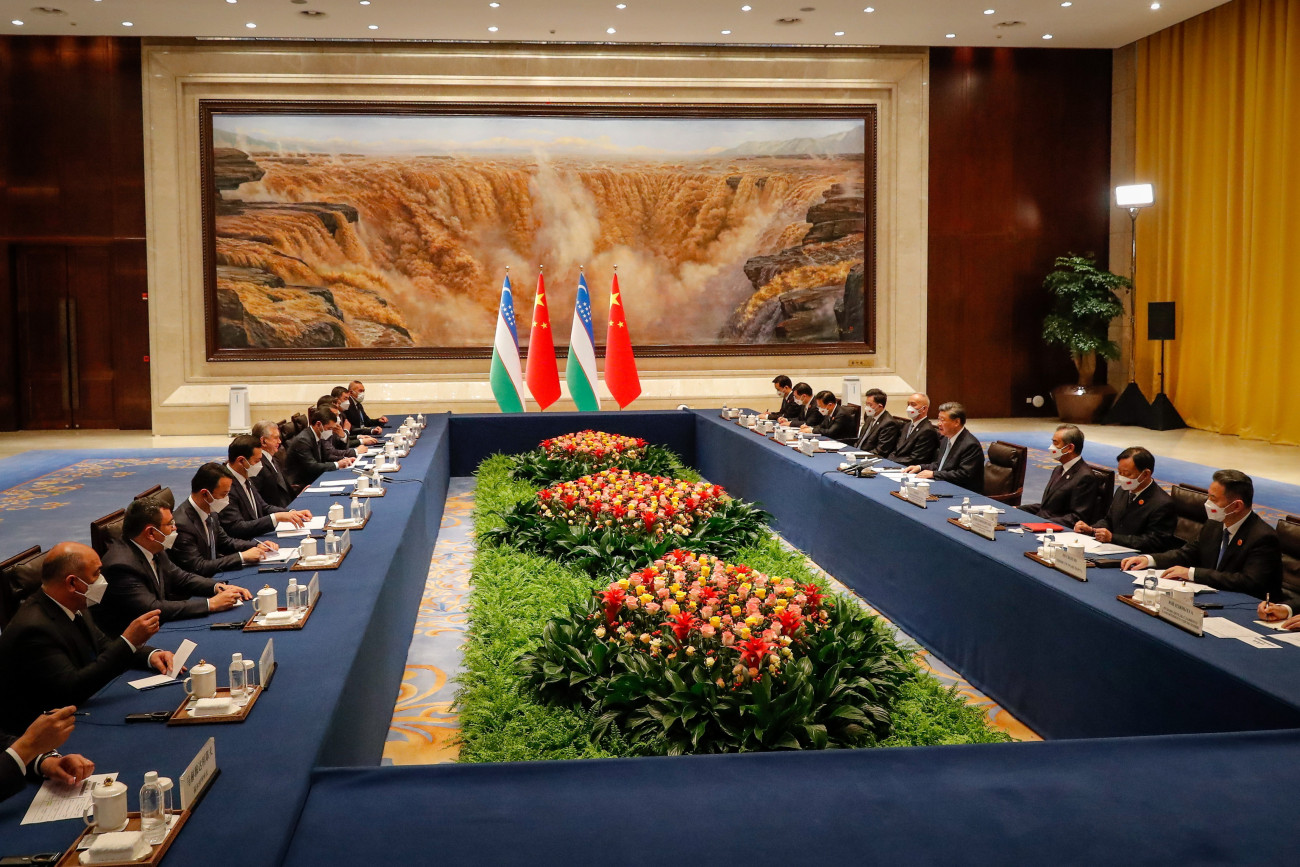 Hszian, 2023. május 18.
Hszi Csin-ping kínai államfő (j4) és Savkat Mirzijojev üzbég elnök (b5) kétoldalú megbeszélése a kínai-közép-ázsiai csúcstalálkozó mentén az északnyugat-kínai Hszianban 2023. május 18-án, a Senhszi tartomány fővárosában tartott kétnapos csúcstalálkozó első napján.
MTI/EPA pool/Mark Cristino