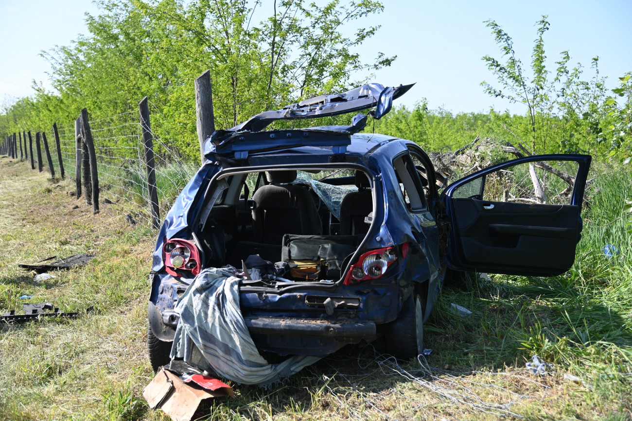 Ócsa, 2023. május 20.
Összeroncsolódott személygépkocsi az M5-os autópálya 30-as kilométerszelvényében a főváros felé vezető oldalon Ócsánál 2023. május 20-án. A személygépkocsi lesodródott az útról és árokba hajtott, négyen utaztak benne, az egyik utas életét vesztette.
MTI/Mihádák Zoltán