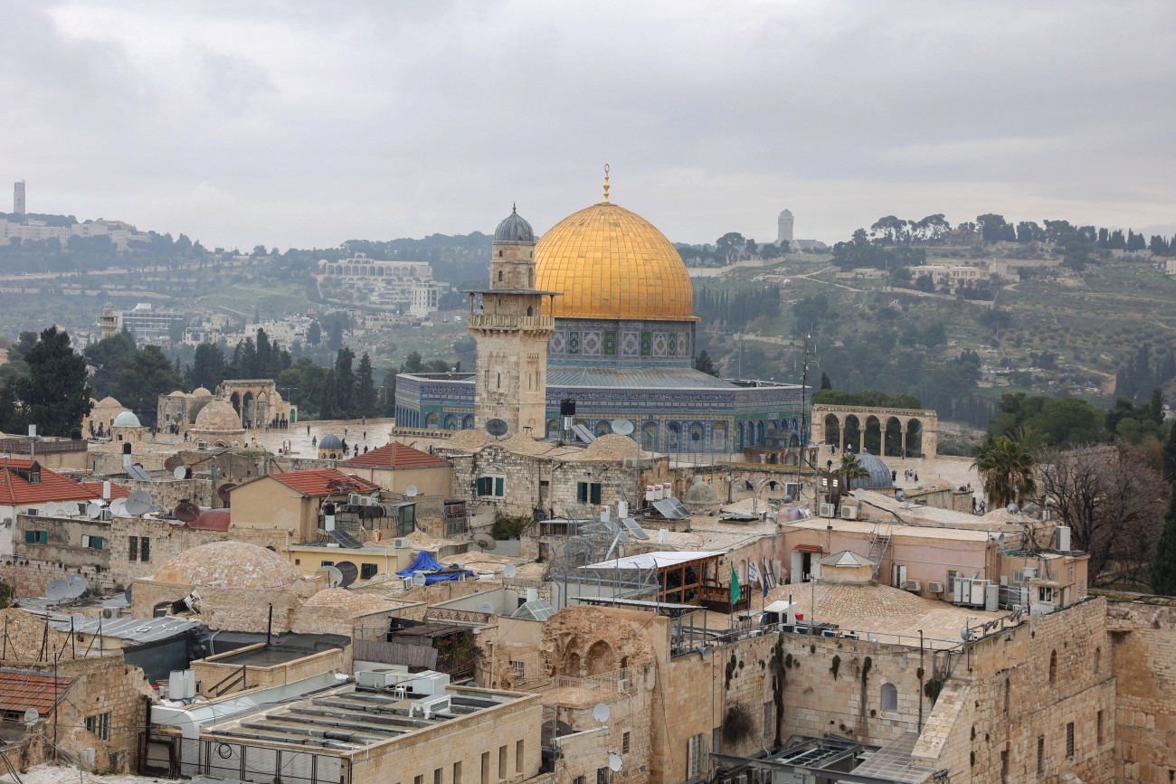 Jeruzsálem, 2023. január 6.
A Templom-hegy az aranykupolás Szikla-dómmal (Omar-mecset) Jeruzsálem Óvárosában 2023. január 6-án. Az ENSZ Biztonsági Tanácsa rendkívüli ülést tartott, miután Itamár Bengvír, az ultranacionalista Zsidó Erő (Ocma Jehudit) pártot vezető izraeli nemzetbiztonsági miniszter január 3-án ellátogatott a Templom-hegyre.
MTI/EPA/Abir Szultan