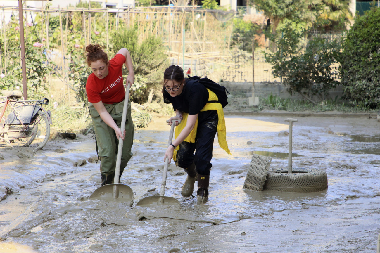 Faenza, 2023. május 22.
Sarat takarítanak el egy utcáról önkéntesek a közép-olaszországi Faenzában 2023. május 22-én, egy árvíz után. Az elsősorban Emilia Romagna tartományt sújtó áradások tizennégy ember halálát okozták, több mint tízezret pedig otthona elhagyására kényszerítettek.
MTI/AP/LaPresse/Michele Nucci