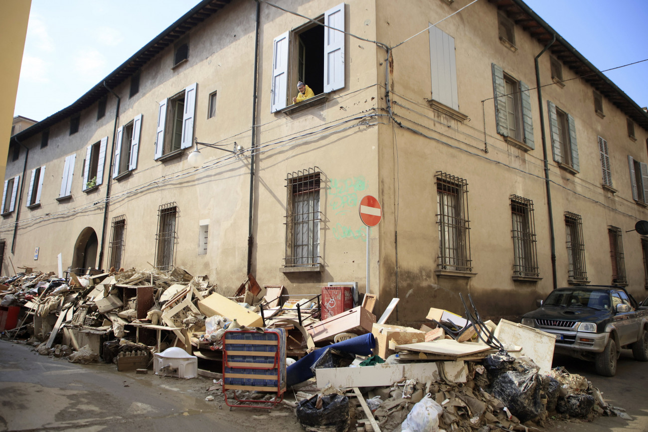 Faenza, 2023. május 22.
Berendezési tárgyak a házak előtt, a közép-olaszországi Faenzában 2023. május 22-én, egy árvíz után. Az elsősorban Emilia Romagna tartományt sújtó áradások tizennégy ember halálát okozták, több mint tízezret pedig otthona elhagyására kényszerítettek.
MTI/AP/LaPresse/Michele Nucci