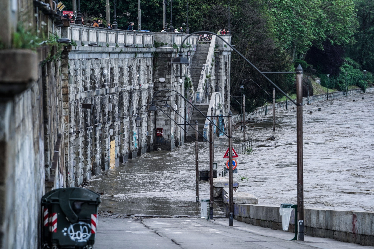 Torino, 2023. május 22.
A medréből kilépett Pó folyó Torinóban 2023. május 21-én. Emilia-Romagna tartományban a folyók, patakok áradása és az esőzés okozta földcsuszamlások miatt a legmagasabb fokozatú készültség van érvényben továbbra is. Az Olaszországot sújtó esőzések halálos áldozatainak száma 14-re emelkedett. Több tízezren kényszerültek otthonuk elhagyására.
MTI/EPA-ANSA/Jessica Pasqualon