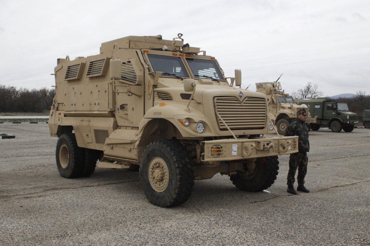 Hajmáskér, 2013. november 26.
International MaxxPro MRAP típusú amerikai katonai páncélozott harci jármű az amerikai hadseregtől kölcsönkapott MRAP harci járművek átadásán a hajmáskéri Bakony Harckiképző Központban 2013. november 26-án. A Magyar Honvédség tizenkét, aknák elleni védelemre kialakított páncélozott harcjárművet (MRAP) kapott kölcsön kiképzési feladatokra az Egyesült Államok hadseregének európai parancsnokságától.
MTI Fotó: Nagy Lajos