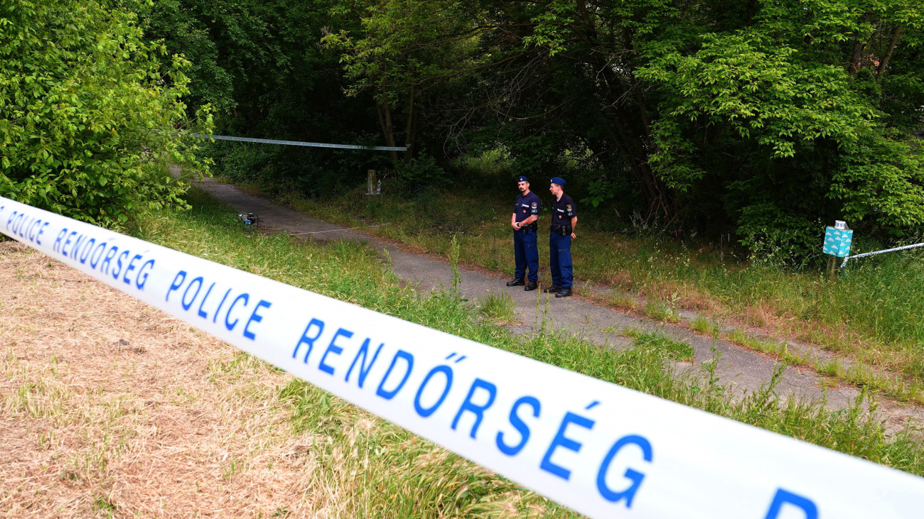 Szeged, 2023. május 28.
Rendőrök által lezárt terület Újszegeden, ahol holttestet találtak 2023. május 28-án. A rendőrség közlése szerint a halálesettel kapcsolatban felmerült az idegenkezűség gyanúja, a nyomozók vizsgálják a körülményeket.
MTI/Donka Ferenc