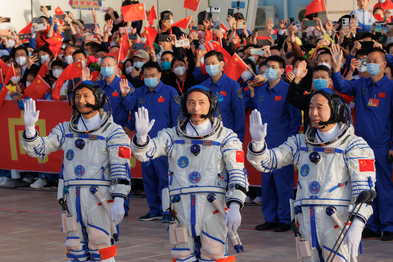 Csiucsüan, 2023. május 30.
(B-j) Az űrmisszióra induló Kuj Haj-csao, Csu Jang-csu és Csing Haj-peng kínai űrhajós búcsúzik az északnyugat-kínai Csiucsüan űrközpontjában 2023. május 30-án. A három tajkonauta a Hosszú Menetelés 2F hordozórakétával összekapcsolt Sencsou-16 űrhajóval a Föld körül keringő Tienkung (Mennyei palota) kínai űrállomásra indul, ahol az előző küldetés három tagját leváltva várhatóan öt hónapot töltenek.
MTI/EPA/Alex Plavevski