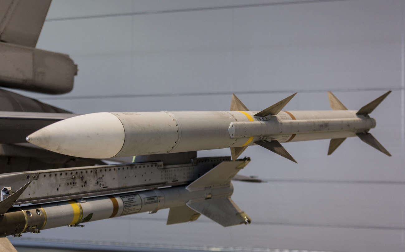 AIM-120 AMRAAM közép-hatótávolságú, aktív lokátoros önirányítású légiharc-rakéta,