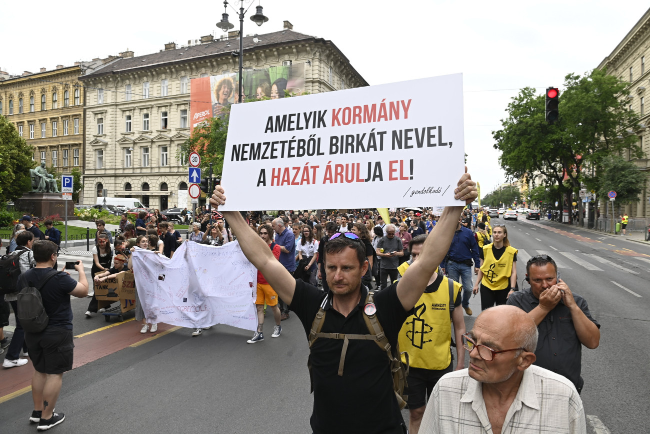 Budapest, 2023. június 5.
Résztvevők az új pedagóguséletpálya-törvény ellen tartott budapesti vonulásos demonstráción, az ADOM Diákmozgalom, a Civil Közoktatási Platform és a Pedagógusok Demokratikus Szakszervezete (PDSZ) rendezvényén 2023. június 5-én.
MTI/Koszticsák Szilárd