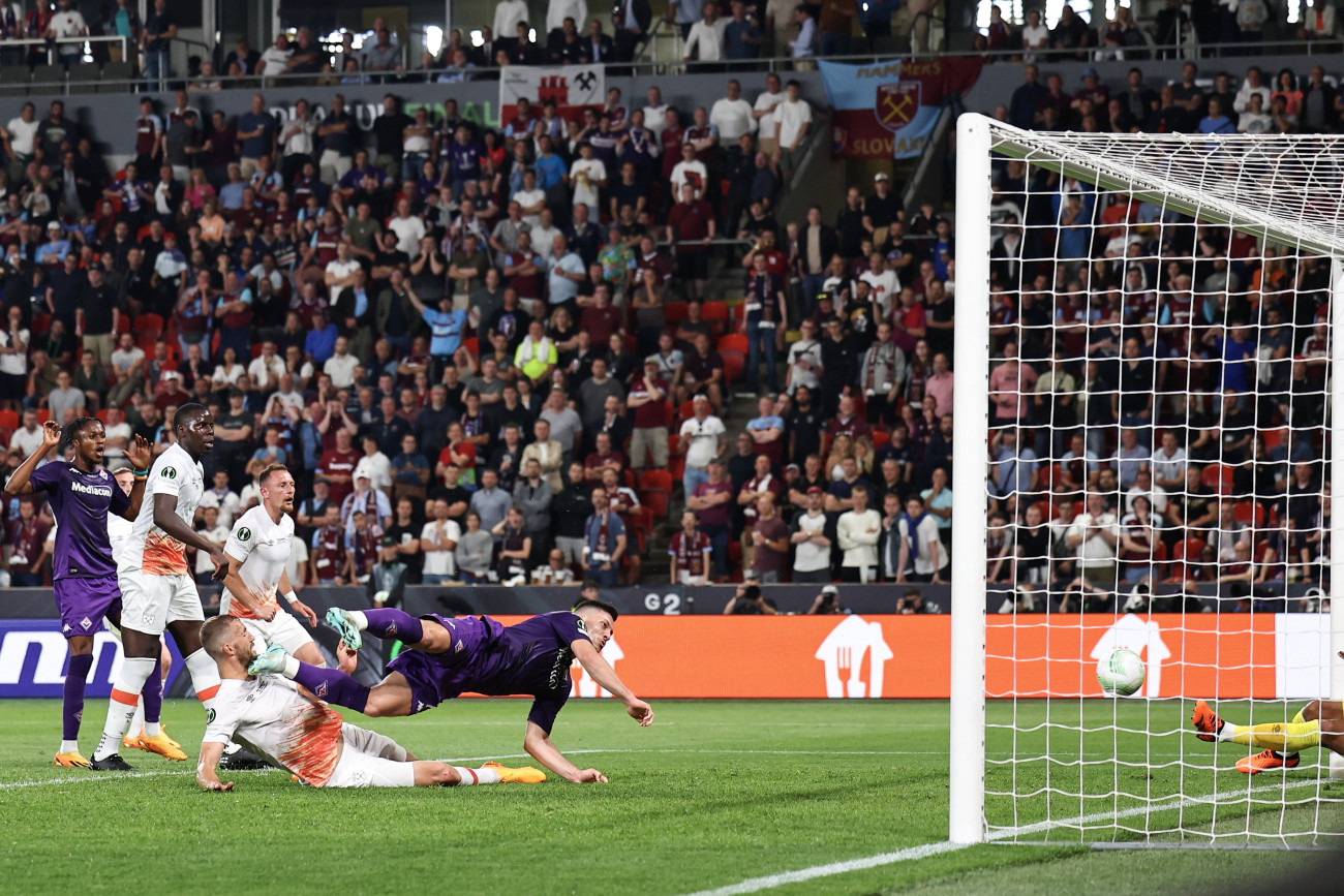 PRAGUE, CZECH REPUBLIC - JUNE 7: Luka Jovic of Fiorentina scores a goal to make it 1-0 but its ruled out for offside after a VAR review during the UEFA Europa Conference League 2022/23 final match between ACF Fiorentina and West Ham United FC at Eden Arena on June 7, 2023 in Prague, Czech Republic. (Photo by Robbie Jay Barratt - AMA/Getty Images)