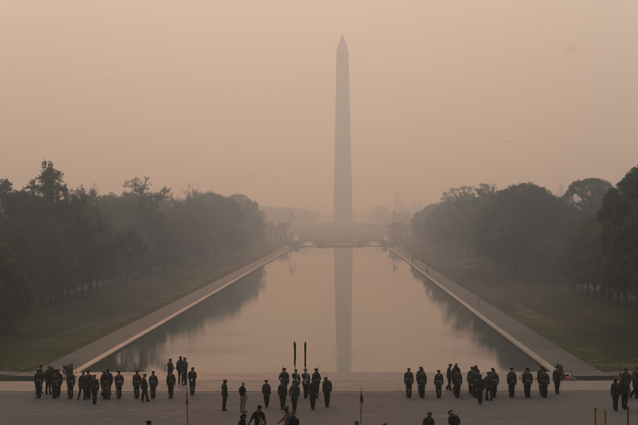 Washington, 2023. június 8.
Füstfelhőben a washingtoni Washington-emlékmű 2023. június 8-án. A kanadai erdőtüzek füstje miatt az Egyesült Államok több északkeleti államában levegőminőségi riasztás van érvényben.
MTI/AP/Jose Luis Magana