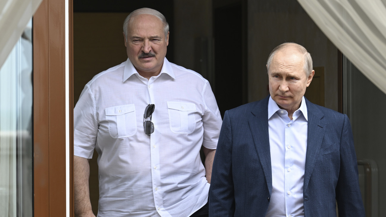 Szocsi, 2023. június 9.
Vlagyimir Putyin orosz elnök (j) fogadja Aljakszandr Lukasenka fehérorosz államfőt nyári rezidenciáján, a szocsi Bocsarov Rucsejben 2023. június 9-én.
MTI/AP/Kreml/Pavel Bednyakov
