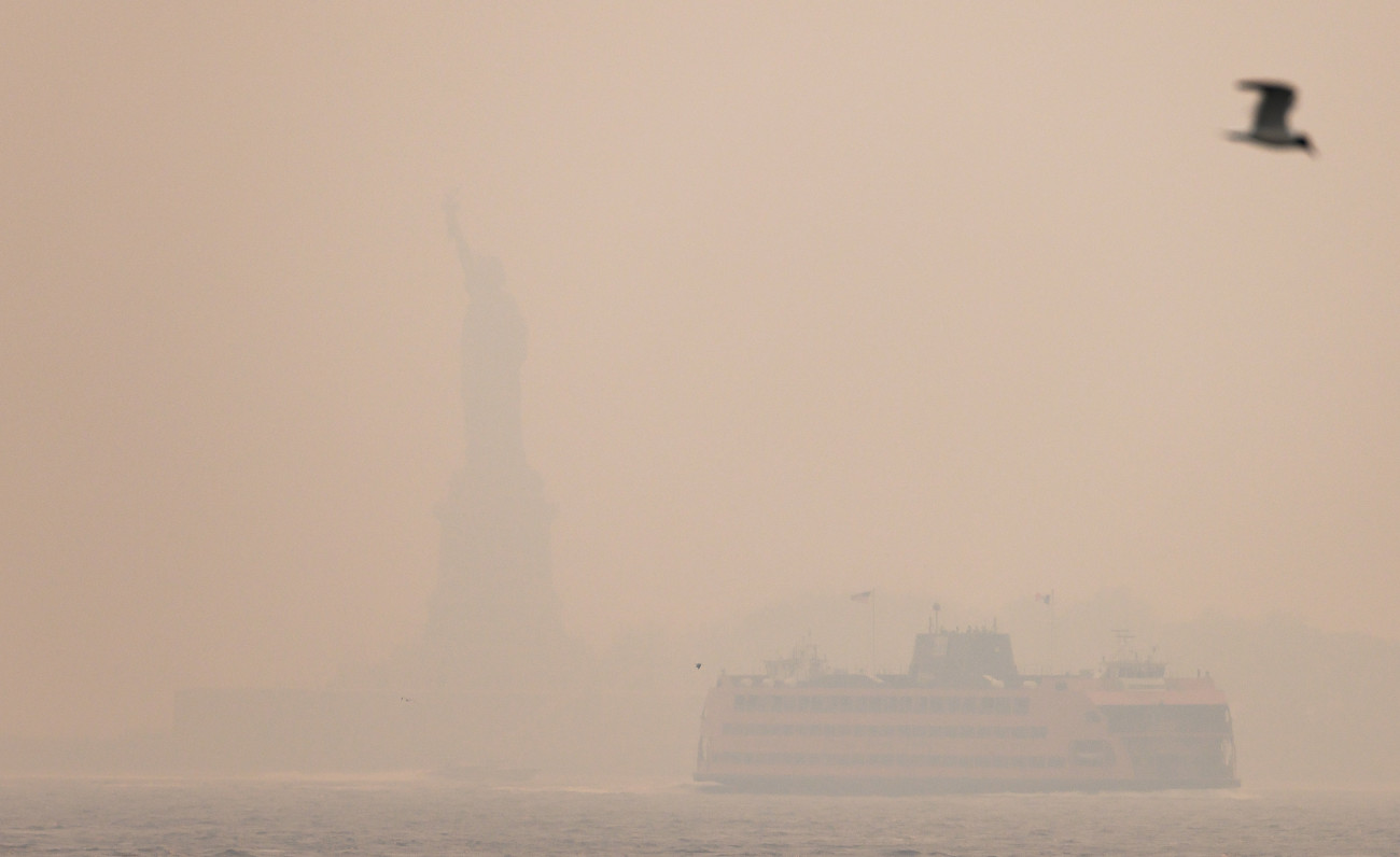 New York, 2023. június 8.
A kanadai erdőtüzek füstjének felhője burkolja be a Szabadság-szobrot New Yorkban 2023. június 7-én.
MTI/EPA/Justin Lane