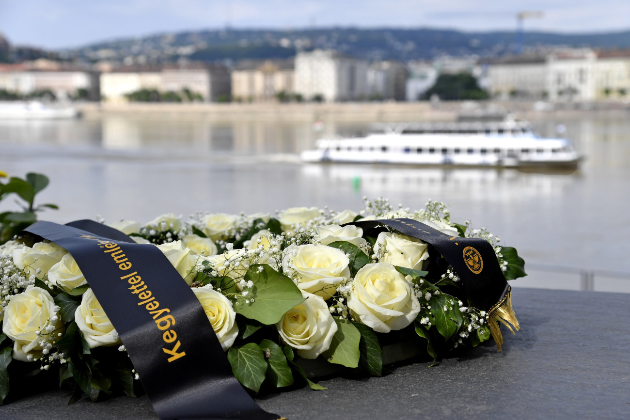 Budapest, 2023. június 11.
A Terrorelhárítási Központ (TEK) koszorúja a Hableány sétahajó kiemelésének negyedik évfordulóján tartott megemlékezésen Budapesten, a Margit híd pesti hídfőjénél, a katasztrófa áldozatainak emlékművénél 2023. június 11-én. Hajdu János, a TEK főigazgatója megemlékezésen tartott beszédében elmondta, hogy emléksarkot alakítanak ki a TEK területén a Hableány-hajókatasztrófa emlékére. 
MTI/Lakatos Péter