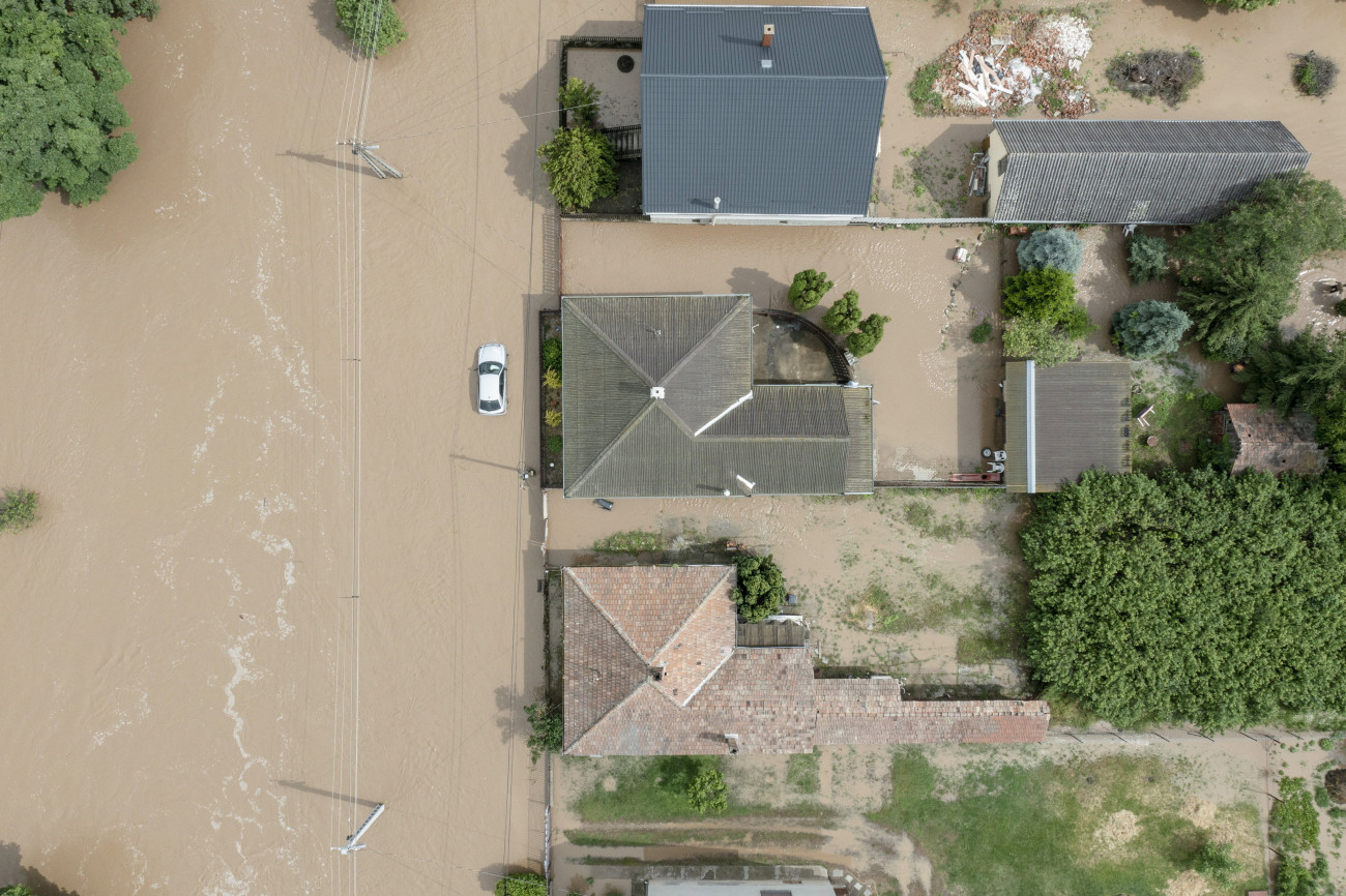 Ecseg, 2023. június 9.
A drónnal készült felvételen a Szuha-patak áradása miatt elárasztott utcák Ecsegen 2023. június 9-én.
MTI/Komka Péter