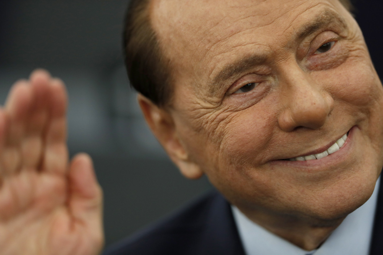 Róma, 2023. június 12.
Silvio Berlusconi volt olasz miniszterelnök, a Hajrá Olaszország párt vezetője az új összetételű Európai Parlament alakuló ülésén Strasbourgban 2019. július 2-án. Silvio Berlusconi 2023. június 12-én, 86 éves korában a milánói San Raffaele kórházban elhunyt.
MTI/AP