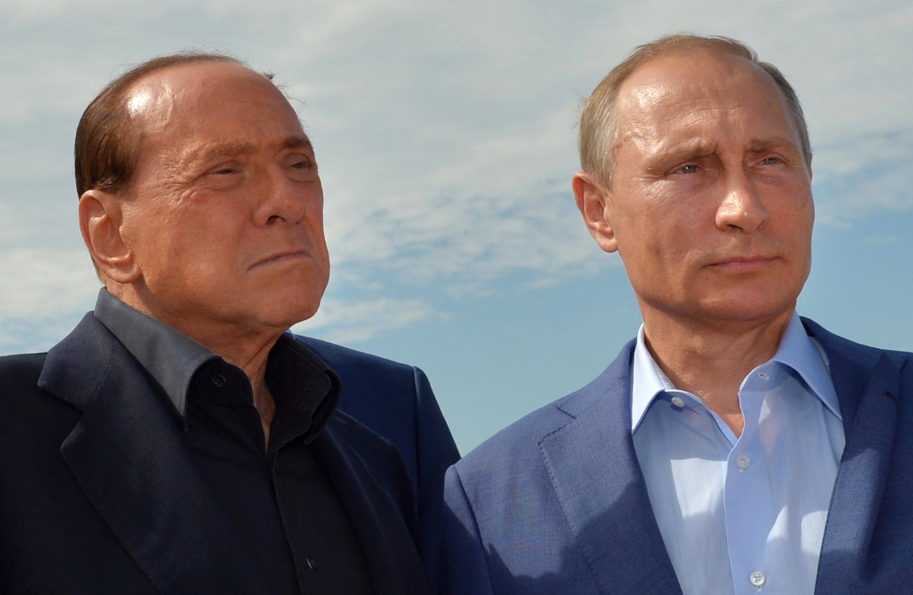 Szevasztopol, 2023. június 12.
Vlagyimir Putyin orosz elnök (j) és Silvio Berlusconi volt olasz kormányfő a krími Szevasztopol kikötővárosban 2015. szeptember 11-én. Silvio Berlusconi 2023. június 12-én, 86 éves korában a milánói San Raffaele kórházban elhunyt.
MTI/AP/Pool/Kreml/Ria-Novosztiy/Alekszej Druzsinyin
