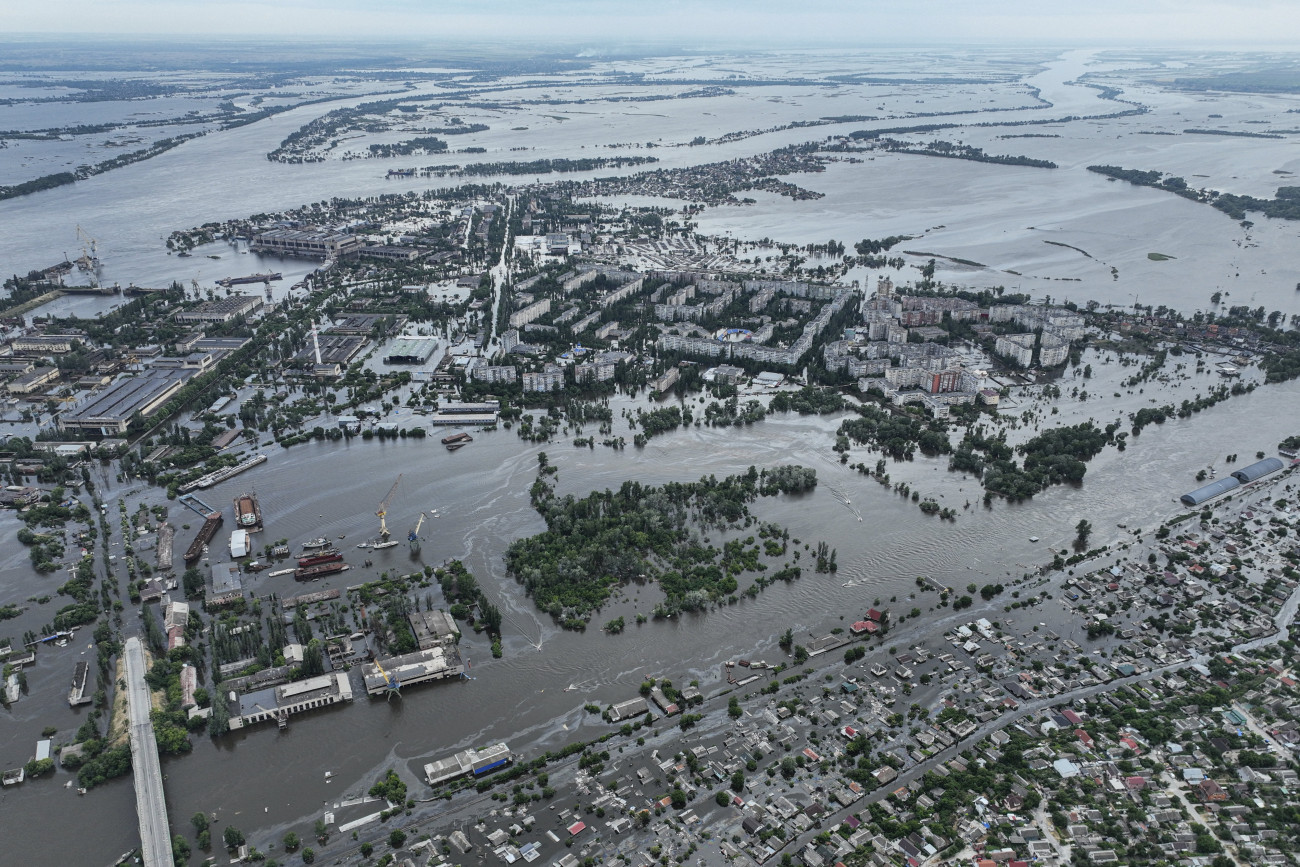 Herszon, 2023. június 11.
A Dnyeper folyón lévő, jelenleg orosz ellenőrzés alatt álló Nova Kahovka-i víztározó részleges megsemmisítése előidézte árvíz a dél-ukrajnai Herszonban 2023. június 10-én. Az áradásokban legkevesebb nyolc ember életét vesztette, az elárasztott területekről több mint 5800 embert evakuáltak.
MTI/AP/