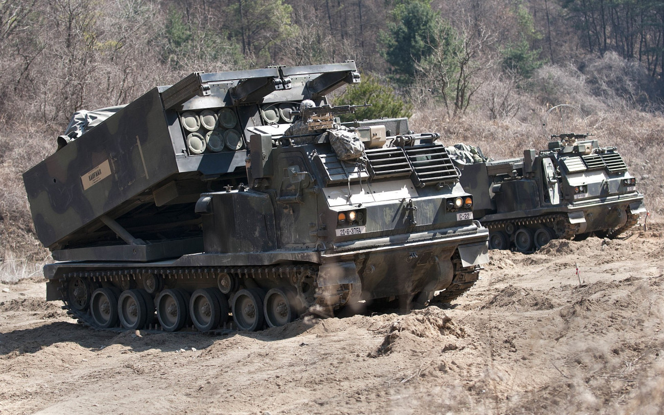 Az amerikai hadsereg egyik M270 MLRS ütege éleslövészet közben egy dél-koreiai hadgyakorlaton. Forrás:Wikipédia