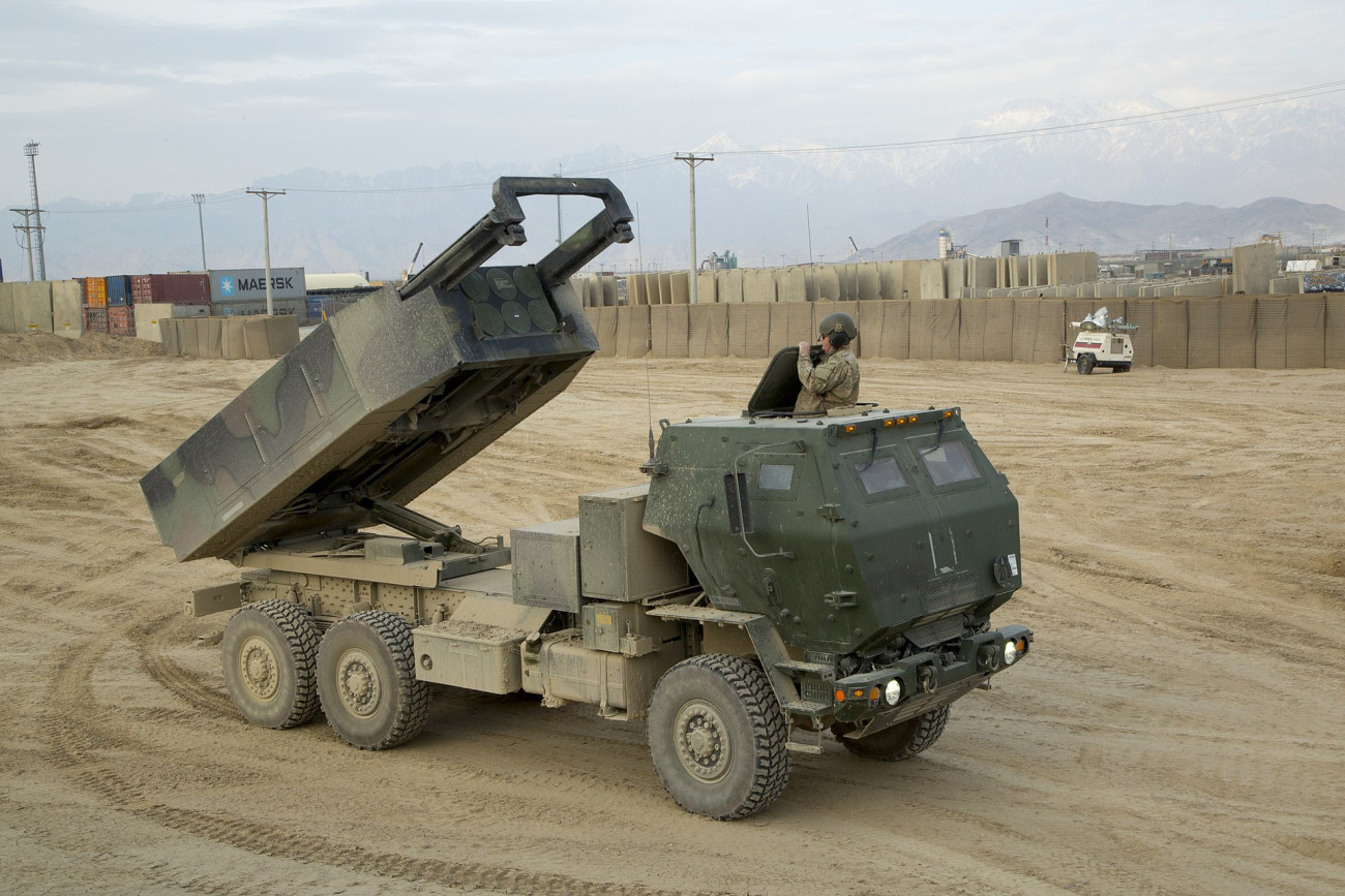 Amerikai M142 HIMARS rakéta sorozat vető az afganisztáni Bagram légibázis közelében. Forrás:Wikipédia