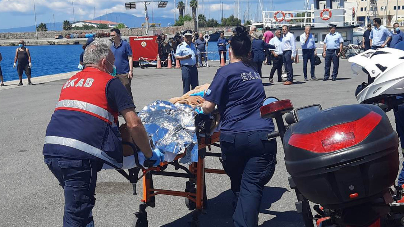 Kalamata, 2023. június 14.
Sérültet olnak a parton, amint túlélők érkeznek a görögországi Kalamata kikötőjébe 2023. június 14-én, miután egy Líbiából Olaszországba igyekvő, több tucat illegális bevándorlót szállító halászhajó elsüllyedt a görög partok előtt. A hatóságok szerint legalább 32 ember életét vesztette, 104-et sikerült kimenteni.
MTI/EPA/ANA-MPA/BOUGIOTIS EVANGELOS