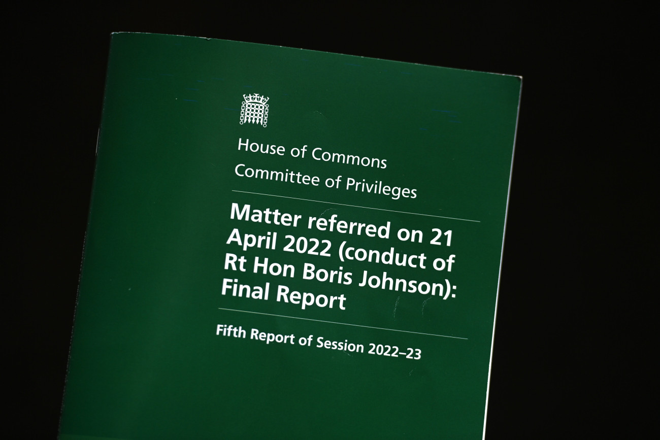 London, 2023. június 15.
A Boris Johnson volt brit miniszterelnök ügyében eljáró brit képviselőházi bizottság vizsgálati jelentése Londonban 2023. június 15-én, a nyilvánosságra hozatalának napján. A közkeletűen partygate néven emlegetett ügyet vizsgáló bizottság 108 oldal terjedelmű dokumentuma szerint Johnson szándékosan félrevezette a parlamentet azoknak a törvénysértő összejöveteleknek az ügyében, amelyeket a saját kormánya által a koronavírus-járvány megfékezése végett elrendelt korlátozások idején tartottak a Downing Streeten.
MTI/EPA/Neil Hall