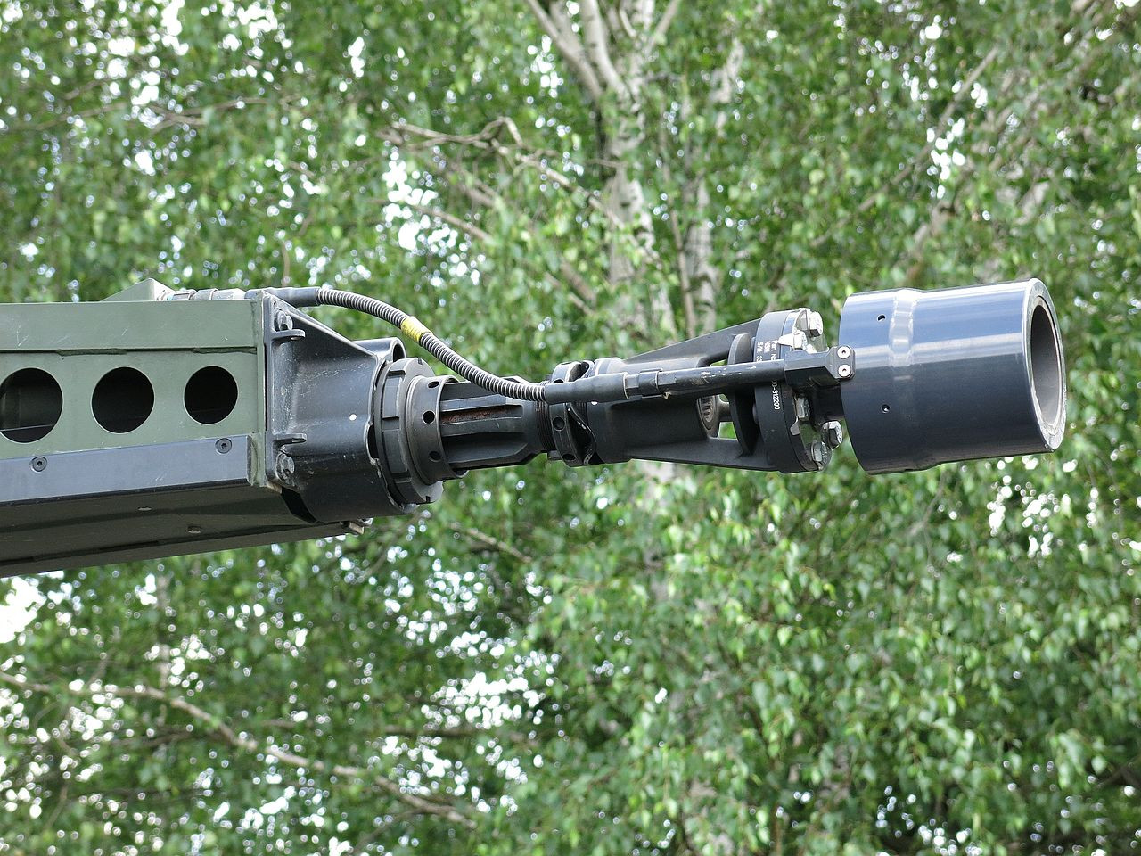 A lőszer-programozó műszer a cső végén, ami lényegében egy elektromágneses tekercs. Forrás:Wikipédia