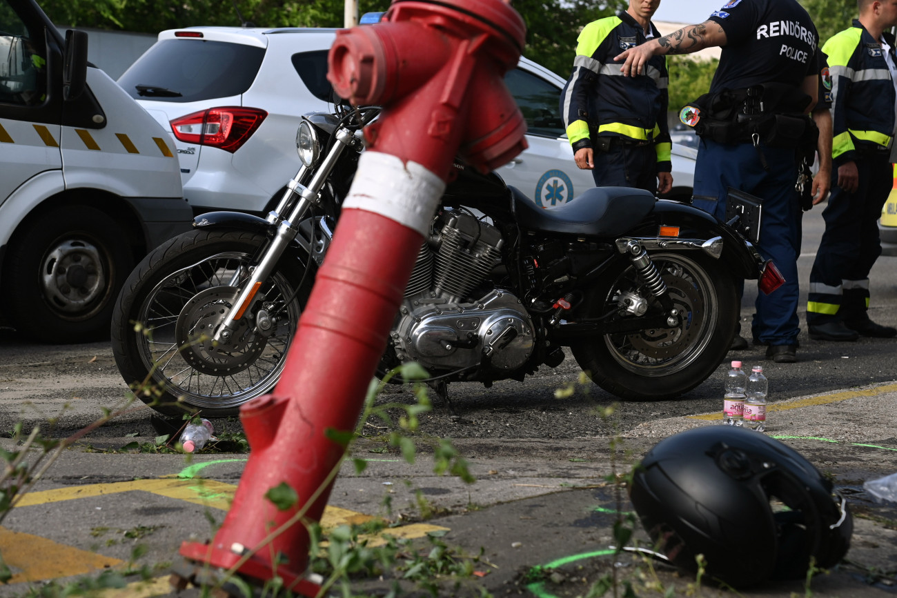 Budapest, 2023. június 23.
Összetört motorkerékpár a főváros VIII. kerületében, a Kerepesi út és az Asztalos Sándor út kereszteződésénél 2023. június 23-án, miután tűzcsapnak ütközött. A motort vezető nő a helyszínen meghalt.
MTI/Mihádák Zoltán