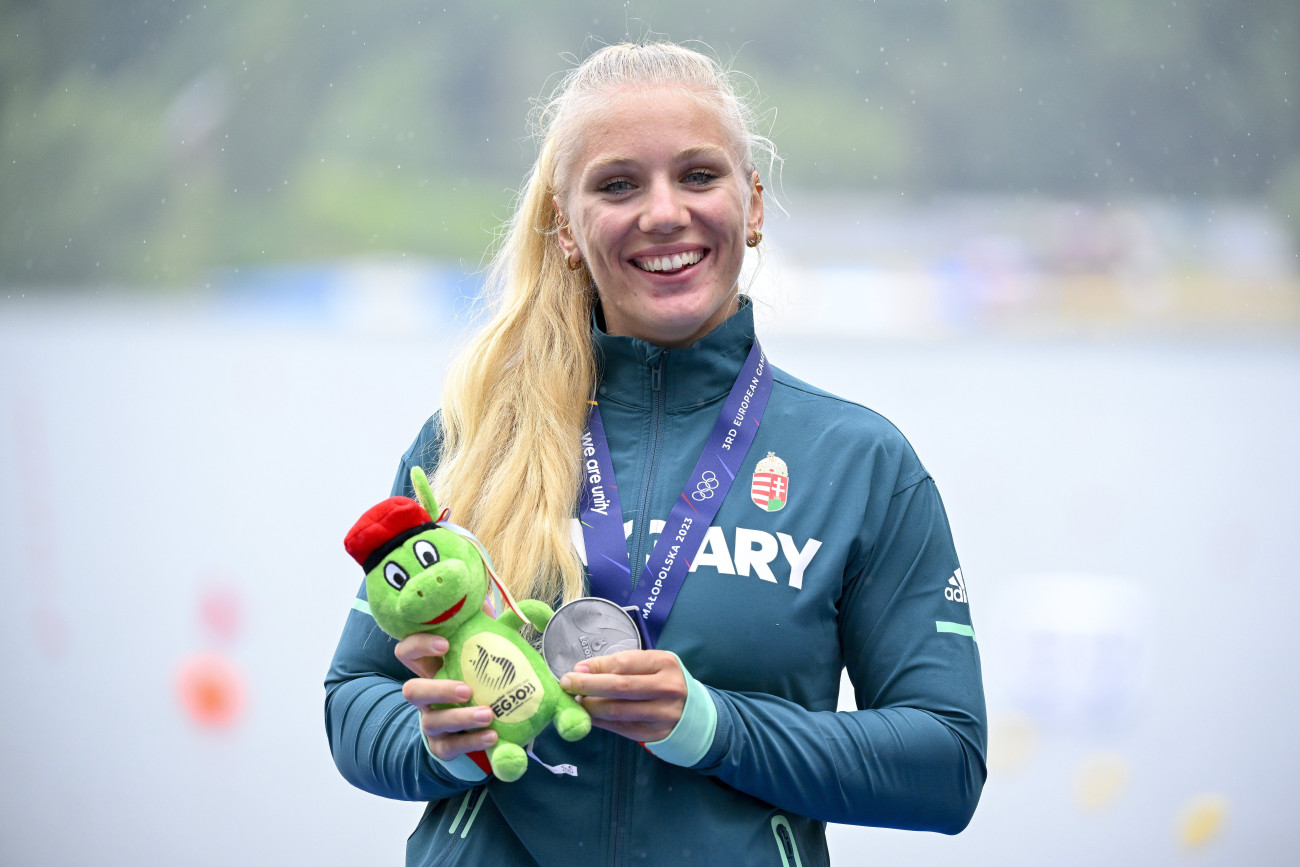 Kryspinów, 2023. június 24.
A második helyezett Gazsó Alida Dóra a női kajak 500 méteres döntőjének eredményhirdetésén a krakkói Európa Játékok keretében zajló Európa-bajnokságon a kryspinowi pályán 2023. június 24-én.
MTI/Czeglédi Zsolt