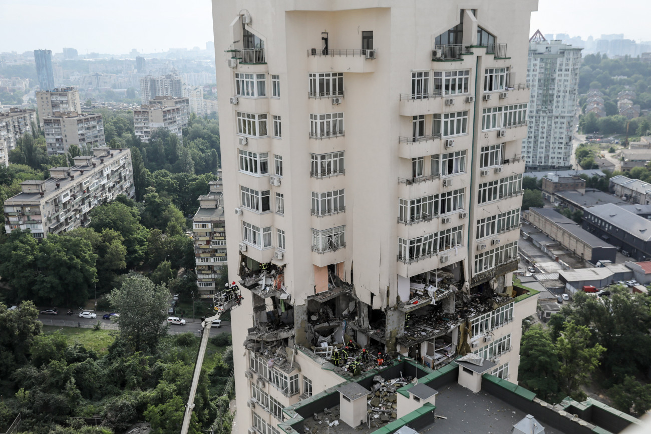 Kijev, 2023. június 24.
A mentőalakulat tagjai a legutóbbi orosz légitámadásban súlyosan megrongálódott lakóházak egyikében 2023. június 24-én. Az orosz erők több mint húsz rakétát lőttek ki az ukrán fővárosra hajnalban, aminek következtében hárman életüket vesztették és legalább tizenegyen megsebesültek.
MTI/EPA/Oleh Petraszjuk